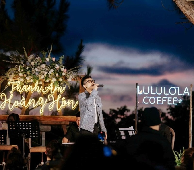 Không gian của Lululola Coffee+ mang nét mộc mạc với lối đi, bàn ghế gỗ, bao quanh là cây cối, view thung lũng.