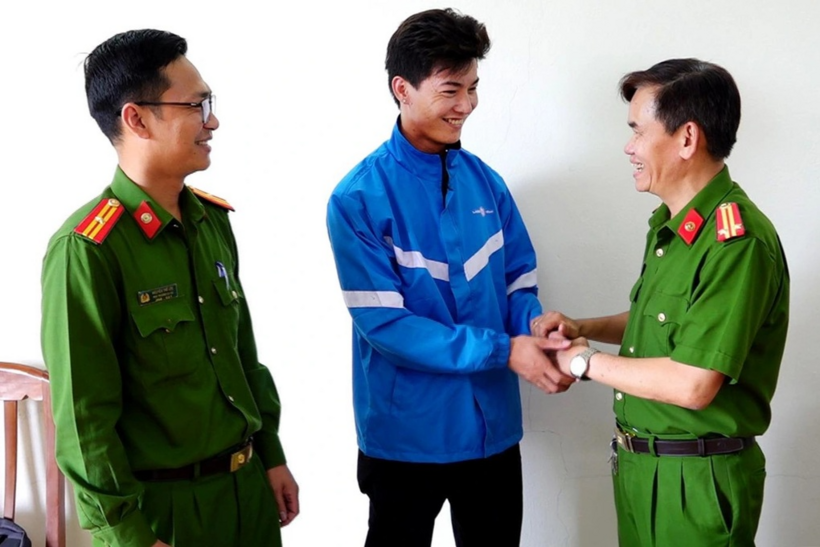 Lãnh đạo Công an xã Phước An cảm ơn anh Kiệt đã giúp lực lượng công an ngăn chặn vụ bán người (Ảnh: Công an xã Phước An).