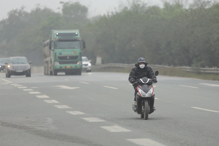 Xe máy đi vào cao tốc bị phạt bao nhiêu tiền? (Ảnh: VTC News)