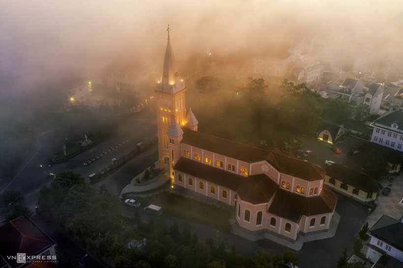 Đi du lịch Đà Lạt mùa mưa, bạn có thể dành thời gian đến thăm các công trình kiến trúc đẹp có mái che. Ảnh minh họa: VnExpress