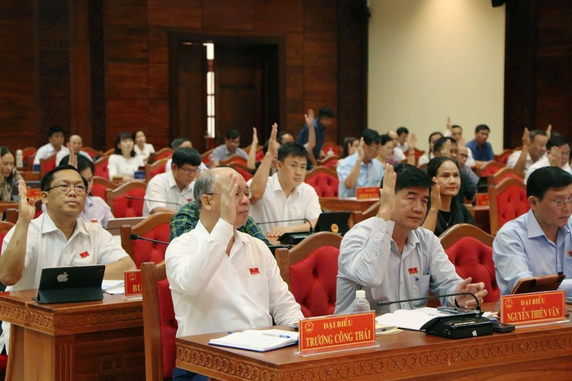 Đại biểu HĐND tỉnh Đắk Lắk biểu quyết miễn nhiệm ông Phạm Ngọc Nghị, Chủ tịch UBND tỉnh, tại kỳ họp chuyên đề lần thứ 18. Ảnh: Dân Việt