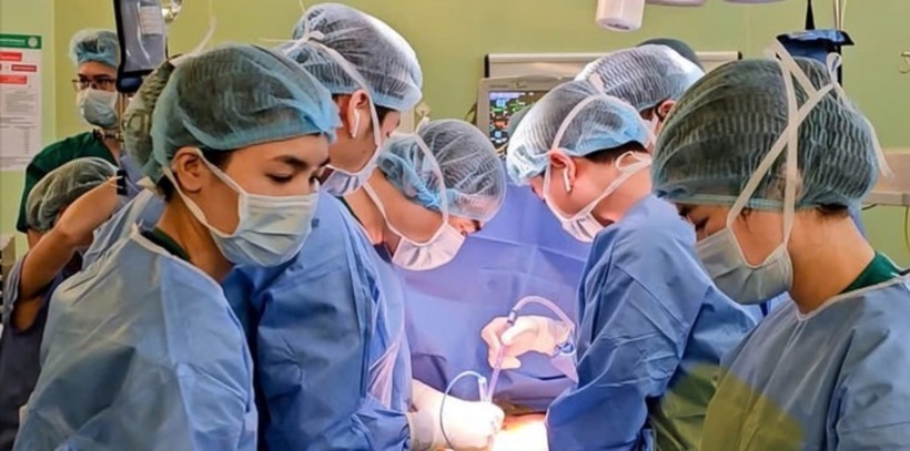 Các bác sĩ phẫu thuật cho bệnh nhân. Ảnh: Tiền Phong