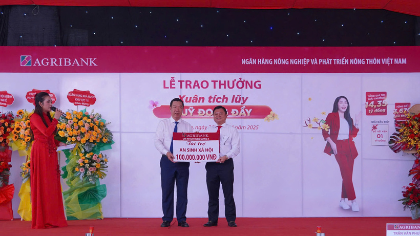 Ông Phạm Minh Tấn (bên phải) - Giám đốc Agribank chi nhánh Kiên Giang II trao ASXH