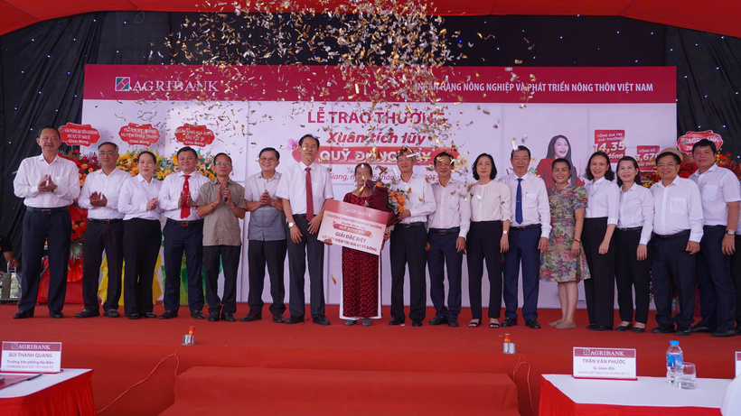 Các đại biểu chụp ảnh lưu niệm cùng khách hàng trúng giải Đặc biệt