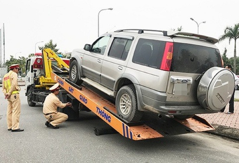 Việc cẩu xe vi phạm giao thông là một biện pháp cưỡng chế hành chính nhằm đảm bảo trật tự an toàn giao thông. Ảnh minh họa