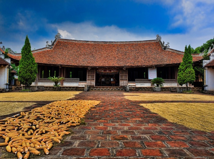 Đường Lâm không chỉ nổi tiếng với vẻ đẹp kiến trúc cổ kính mà còn là một vùng đất giàu truyền thống lịch sử và văn hóa.