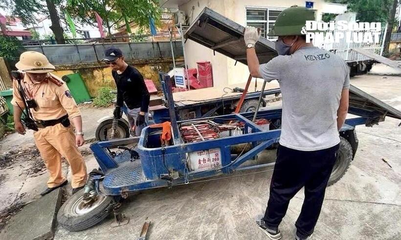 Người dân tự dỡ bỏ xe bánh tự chế tại trụ sở UBND xã sáng 24/4.
