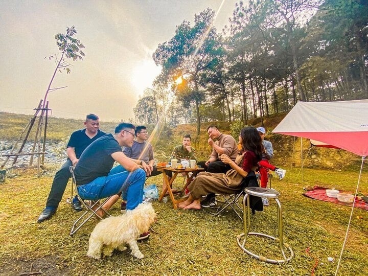 Một số nhóm trekking có kinh nghiệm thường chọn cắm trại gần đỉnh núi để ngắm bình minh và hoàng hôn tuyệt đẹp.