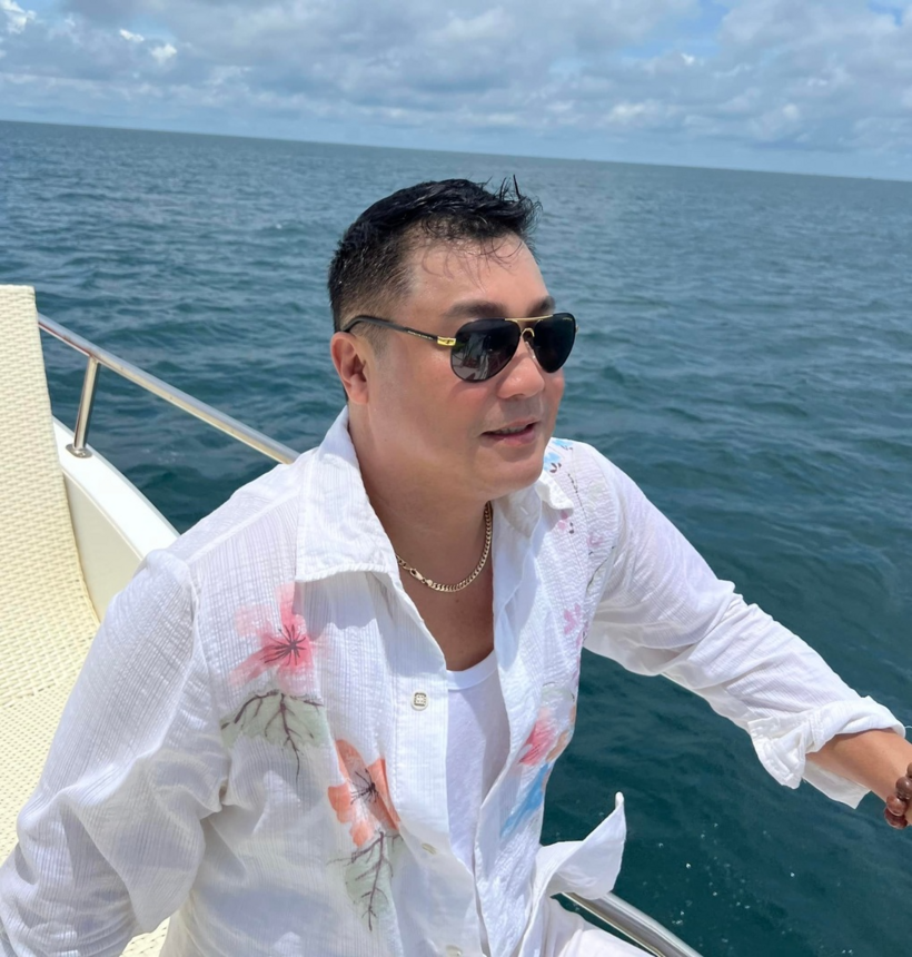 Lý Hùng sống cùng mẹ, tự tay chăm sóc cho bà và thường xuyên lên kế hoạch đưa mẹ đi du lịch.