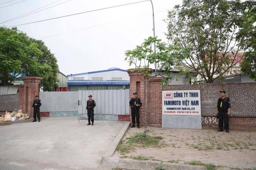 Lực lượng công an triển khai phương án khám xét khẩn cấp công ty TNHH Famimoto. Ảnh Công an tỉnh Phú Thọ