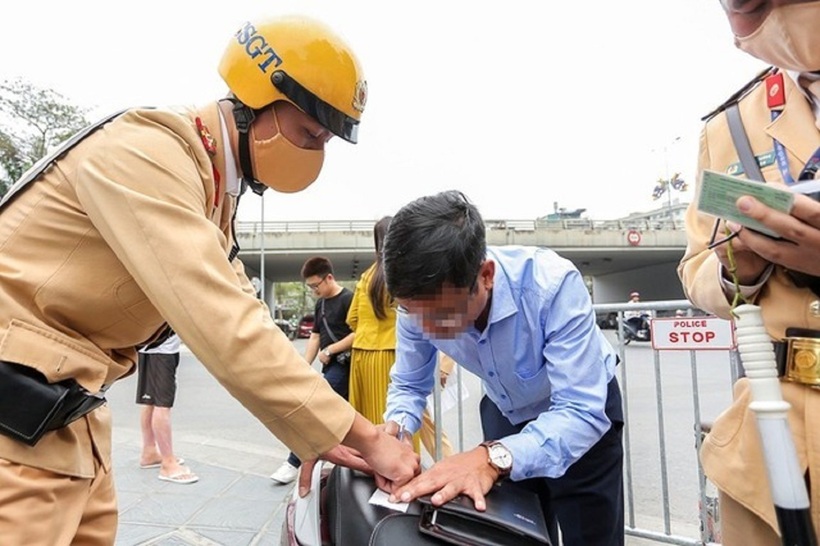 Khi bị trừ hết 12 điểm trong giấy phép lái xe , người dân không được phép điều khiển phương tiện tham gia giao thông. Ảnh minh họa