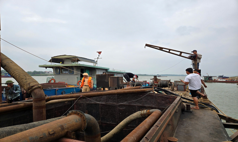 Cảnh sát đường thủy kiểm tra, xử lý phương tiện thủy gắn thiết bị khai thác cát neo đậu trên sông Hồng.
