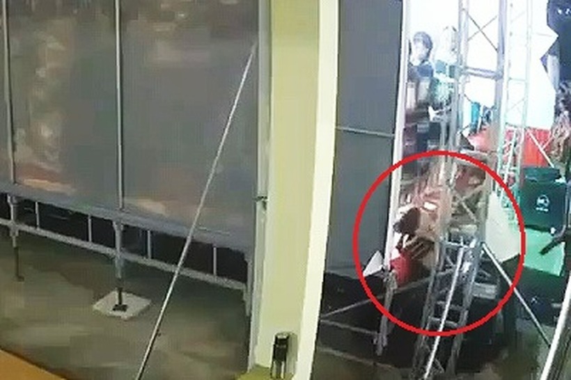Nam sinh bị điện giật được camera của nhà trường ghi lại. Ảnh: Báo Dân trí.