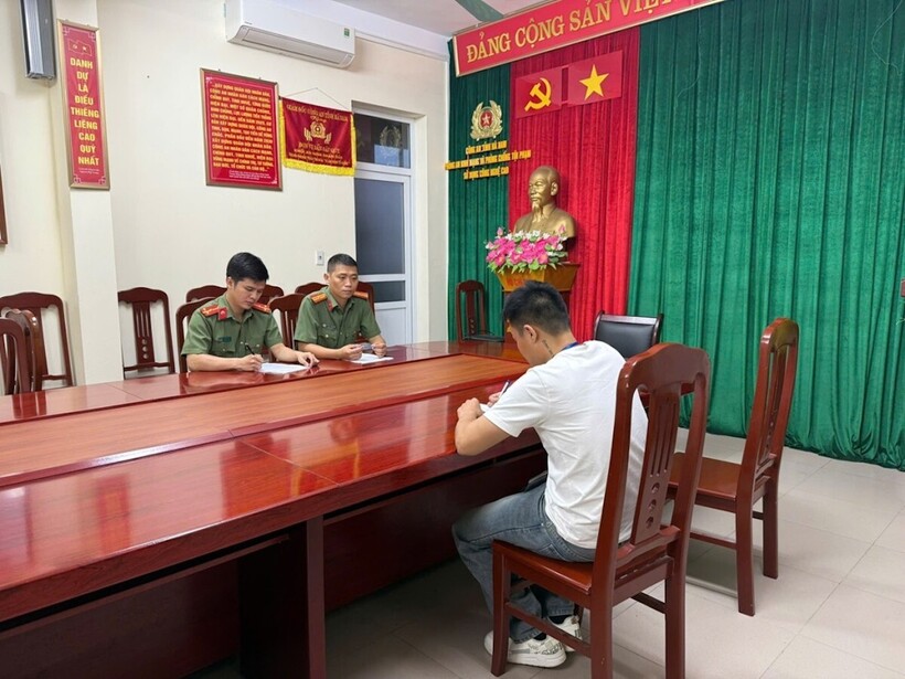 Cơ quan Công an lập biên bản xử lý chủ tài khoản đăng tải thông tin phản cảm, chia rẽ vùng miền trên mạng xã hội. Ảnh CACC