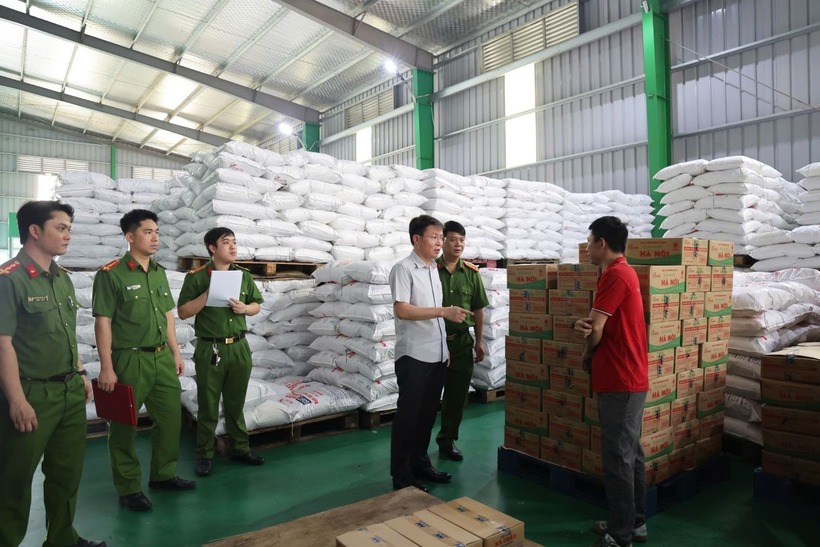 Cận cảnh khoảng 71.000 lít dầu ăn, 40 tấn mì chính và 22 tấn hạt nêm giả của Công ty Famimoto Việt Nam - 2