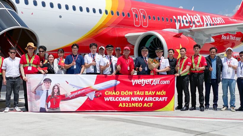 Lãnh đạo và nhân viên Vietjet chào mừng tàu bay mới
