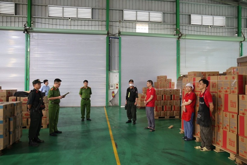 Cận cảnh khoảng 71.000 lít dầu ăn, 40 tấn mì chính và 22 tấn hạt nêm giả của Công ty Famimoto Việt Nam - 5