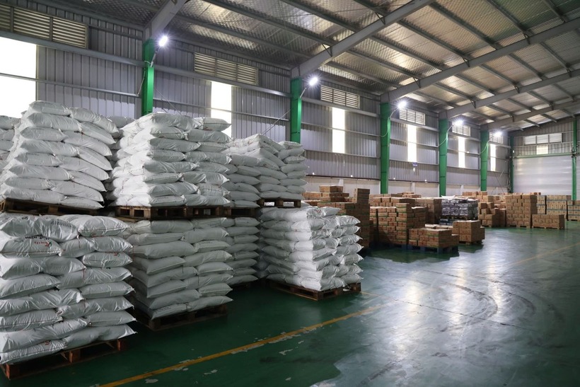 Làm việc với cơ quan Công an, bước đầu Nguyễn Văn Hưng, Giám đốc Công ty TNHH Famimoto Việt Nam khai nhận mì chính và dầu ăn nguyên liệu mua của Công ty TNHH thương mại Quang Thanh, địa chỉ tại quận Hoàng Mai, TP.Hà Nội sau đó tiến hành san chia, đóng gói cho vào 2 loại bao bì mang nhãn hiệu “Bột ngọt Boat Brand - thương hiệu xuất xứ Singapore”, và “Bột ngọt Famimoto - nhãn hiệu bột ngọt hàng đầu Việt Nam, Công nghệ Nhật Bản”.