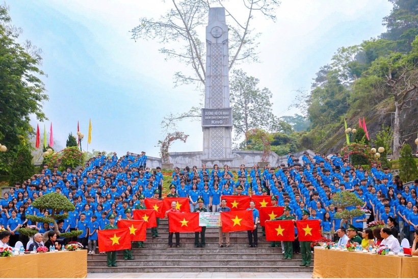 Bảo Việt Nhân thọ: Xác lập kỷ lục Việt Nam tại cột mốc Km 0 Đường Hồ Chí Minh (tỉnh Cao Bằng) – Lan tỏa hào khí Việt và khởi động Chương trình An sinh Giáo dục 2025 - 2