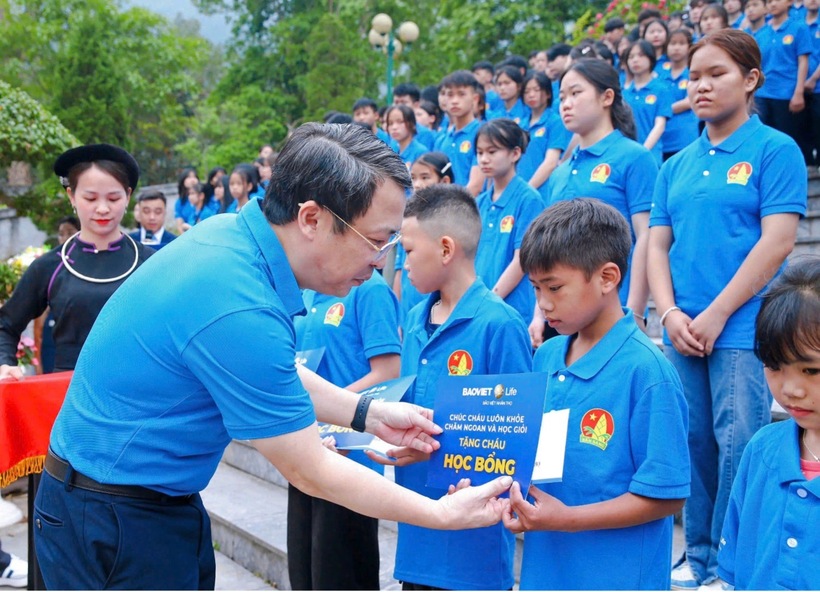 Bảo Việt Nhân thọ: Xác lập kỷ lục Việt Nam tại cột mốc Km 0 Đường Hồ Chí Minh (tỉnh Cao Bằng) – Lan tỏa hào khí Việt và khởi động Chương trình An sinh Giáo dục 2025 - 3