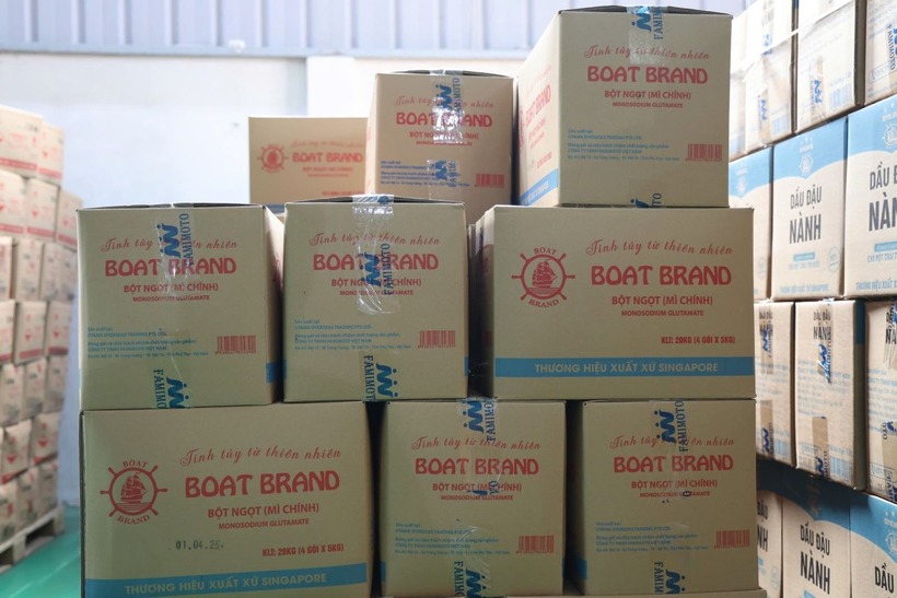 Về nguyên liệu để sản xuất “Bột canh cao cấp Hà Nội” và “Hạt nêm Bếp Hồng Việt”, Công ty TNHH Famimoto Việt Nam mua nguyên liệu từ nhiều đơn vị khác nhau, sau đó phối trộn với tỉ lệ nhất định, thực hiện một số công đoạn như tạo hạt, sấy khô… rồi đóng trong các túi nilon với quy cách 400g/túi đối với bột canh và 5kg/túi đối với hạt nêm. Tất cả các sản phẩm trên, Công ty TNHH Famimoto Việt Nam tiến hành tự công bố sản phẩm.