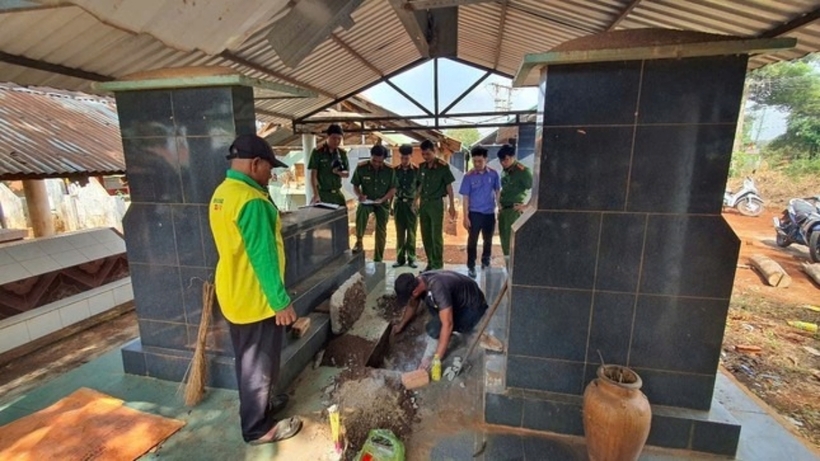 Cơ quan chức năng tiến hành khai quật bào thai để phục vụ công tác điều tra. Ảnh: Tiền Phong