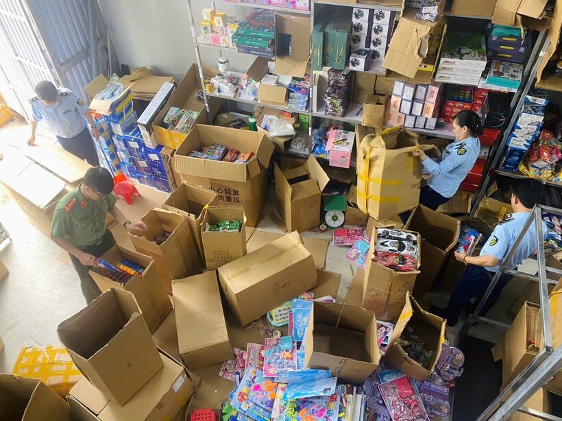 Hơn 3.000 bộ đồ chơi trẻ em không rõ nguồn gốc. Ảnh: Công an Nam Định