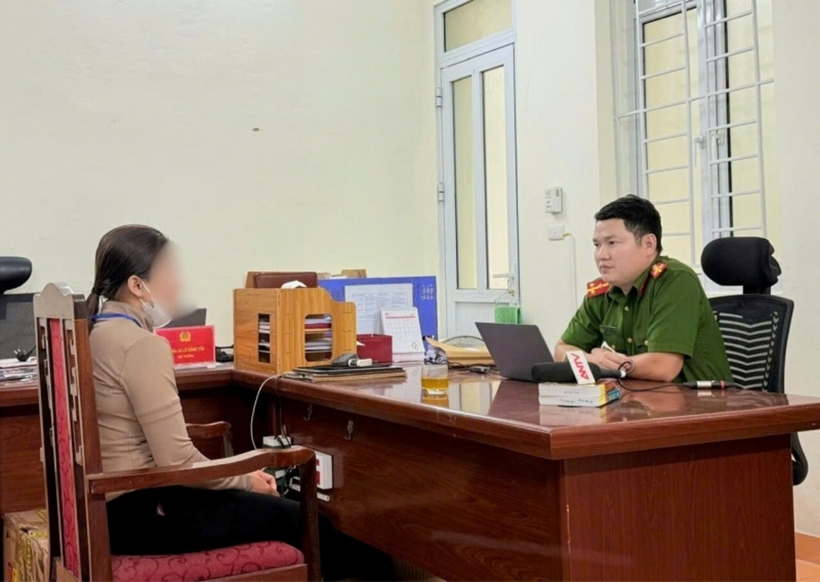 Đại úy Phan Cường - Điều tra viên phòng Cảnh sát Hình sự Công an Hà Tĩnh làm việc với người phụ nữ. Ảnh: Công An Nhân Dân
