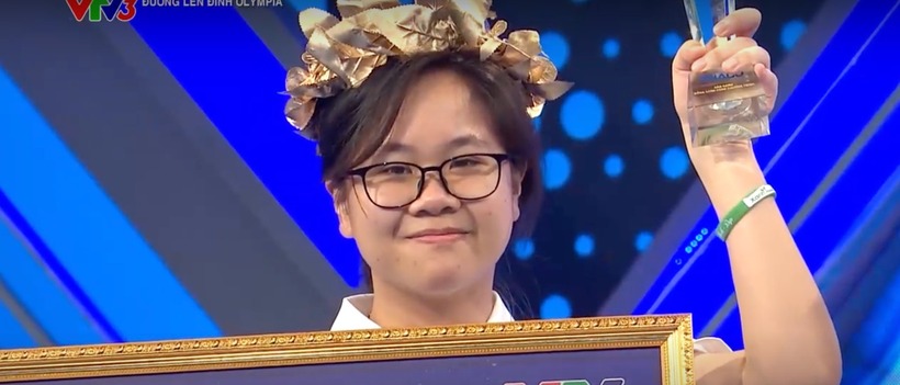Lê Hoàng Trân Châu đã có màn ngược dòng ấn tượng tại trận tuần Đường lên đỉnh Olympia 25, xuất sắc giành vòng nguyệt quế. Ảnh: VTV News.