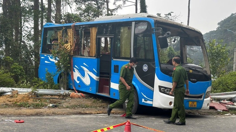 Hiện trường vụ tai nạn lật xe khách trên đèo Tam Đảo khiến 4 người thiệt mạng. Ảnh: Lao động