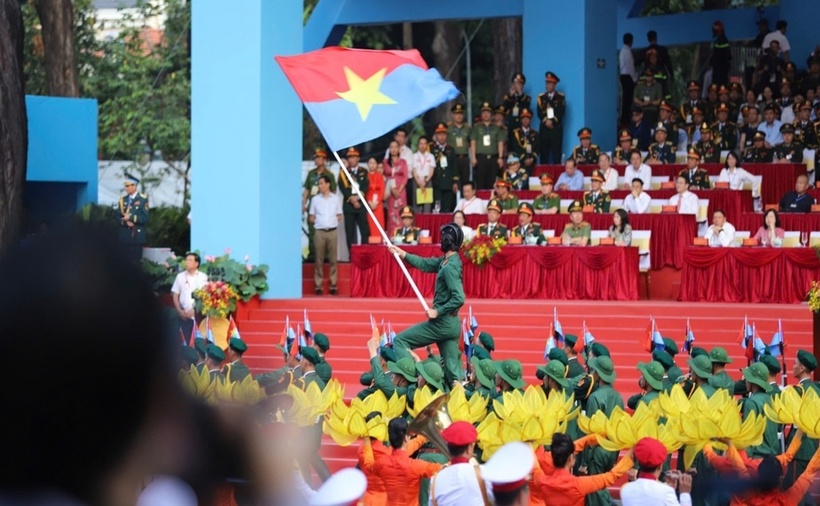 Buổi tổng duyệt diễu binh, diễu hành cấp Nhà nước, chuẩn bị cho lễ kỷ niệm 50 năm Ngày Giải phóng miền Nam, xuất phát tại sân khấu chính nằm trên trục đường Lê Duẩn, Quận 1. Có khoảng 13.000 người thuộc 48 khối tham gia tổng duyệt, gồm 36 khối lực lượng vũ trang – công an, 12 khối quần chúng nhân dân và các đoàn quân đội đến từ Trung Quốc, Lào, Campuchia .