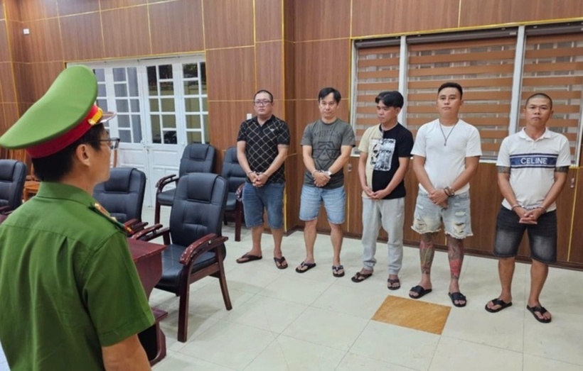 5 đối tượng trong đường dây tại cơ quan Công an. Ảnh: VTC News.