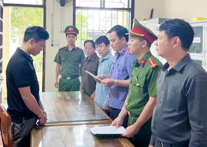 Cơ quan công an xác định Đậu Giang Sơn (áo phông màu đen) điều khiển ô tô trong tình trạng dương tính với chất ma túy. Ảnh: Người Lao Động