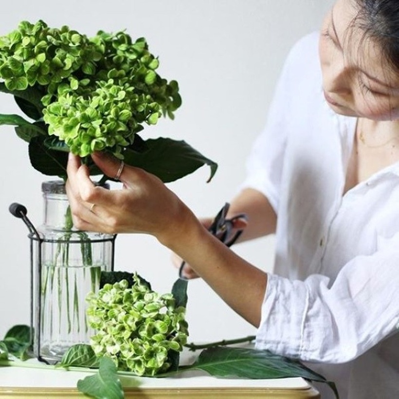 Thường xuyên thay nước cắm hoa là một trong những cách quan trọng giúp loại bỏ vi khuẩn và các chất bẩn có thể làm hoa nhanh tàn.
