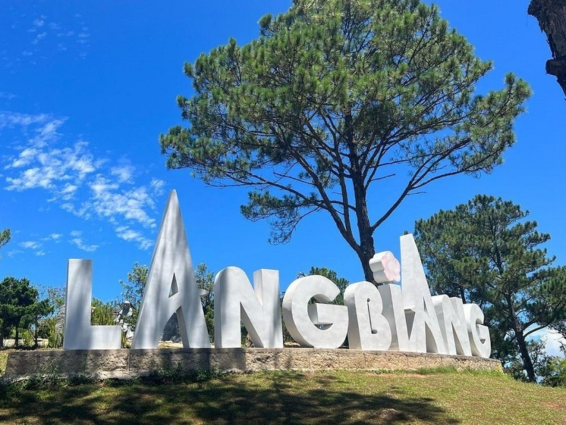 Đỉnh Langbiang Đà Lạt cách trung tâm thành phố khoảng 12km về phía Bắc.