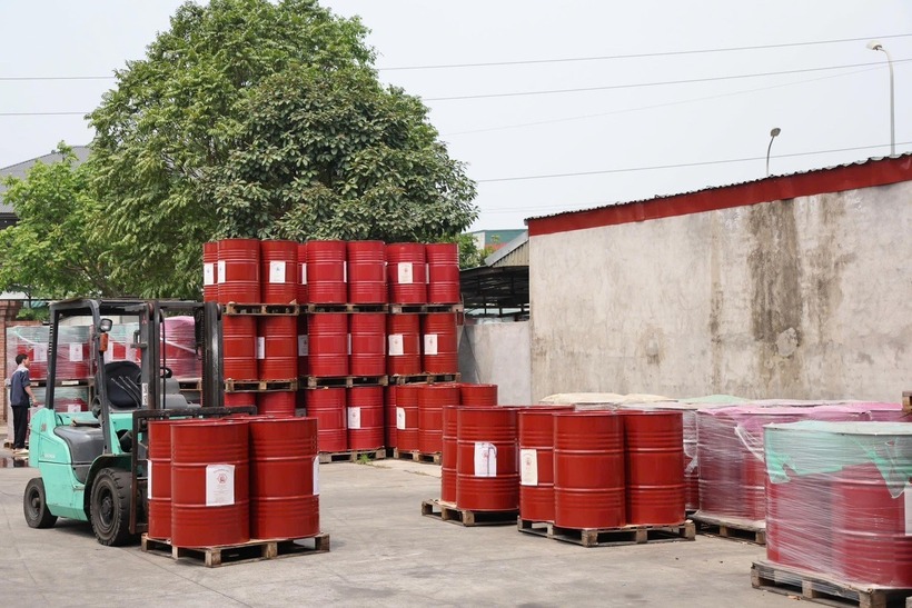 Nhiều thùng phuy chứa dầu ăn chưa được san chiết bị công an thu giữ. Ảnh: Dân Trí