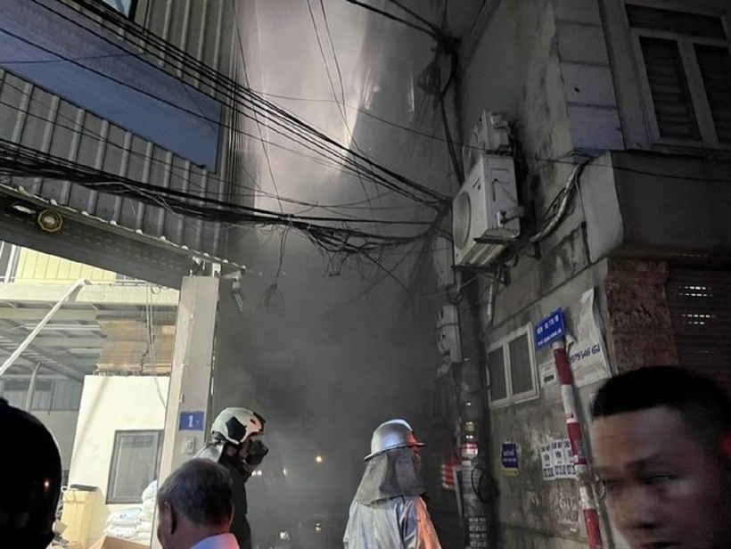 Vị trí ngôi nhà nằm sâu trong ngõ, cách mặt đường giao thông khoảng 30m, đám cháy phát sinh nhiều khói, khí độc gây khó khăn cho công tác chữa cháy, cứu nạn, cứu hộ.