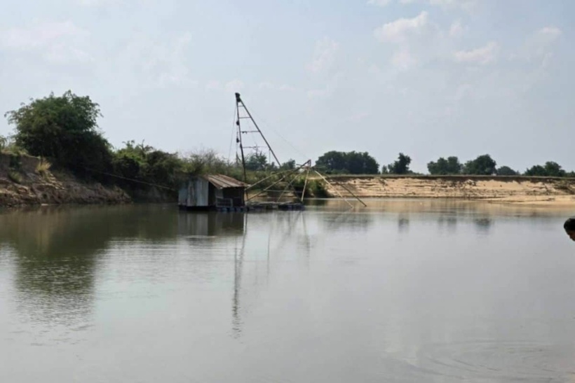 Chiếc thuyền bị lật giữa sông, khiến một bé gái 8 tuổi tử vong. Ảnh: Siam News/ The Thaiger