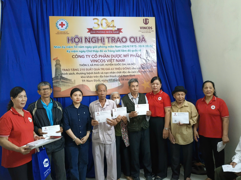 Đại diện các gia đình chính sách nhận quà tặng