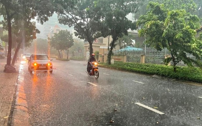 Dưới tác động của đợt không khí lạnh, miền Bắc đang trải qua thời tiết mát mẻ và tiếp diễn tình trạng mưa giông. Ảnh minh hoạ.