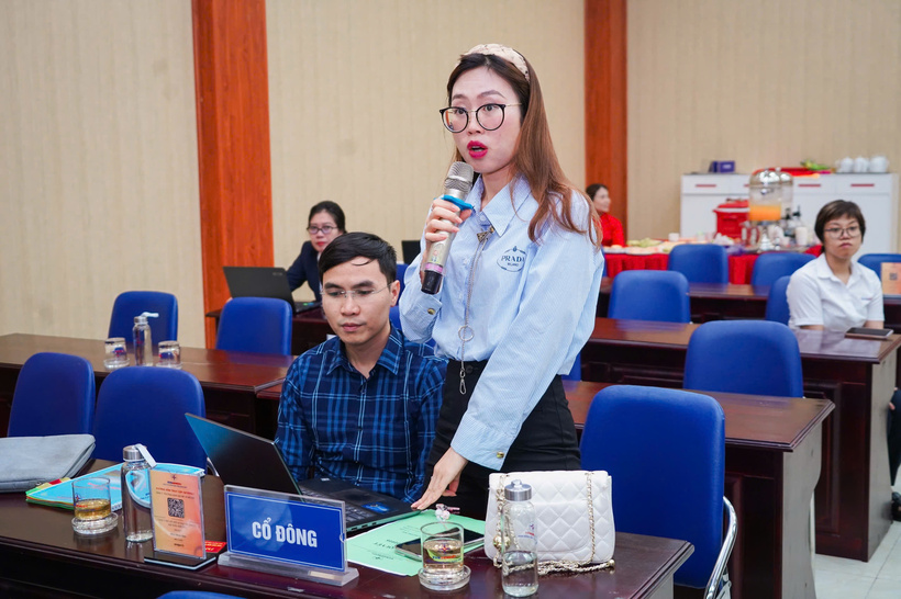 Cổ đông phát biểu ý kiến tại Đại hội