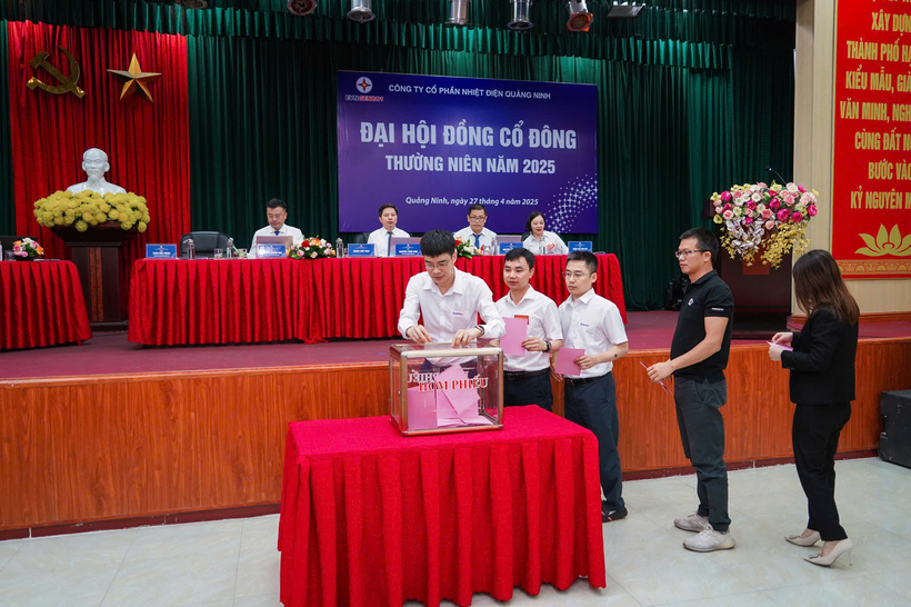 Cổ đông biểu quyết các nội dung tại Đại hội