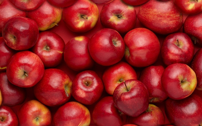 Táo, giàu polyphenols, vitamin C, chất xơ dinh dưỡng và pectin, có tác dụng chống oxy hóa.
