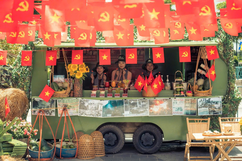 Không gian rợp cờ hoa tại quầy Buffet các khu vui chơi, nghỉ dưỡng