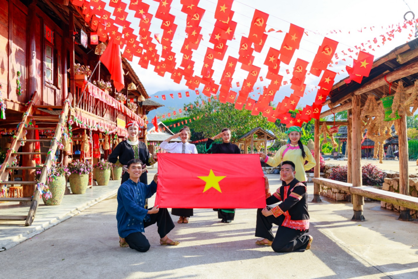 Bản Mây, Sun World Fansipan Legend rợp cờ hoa