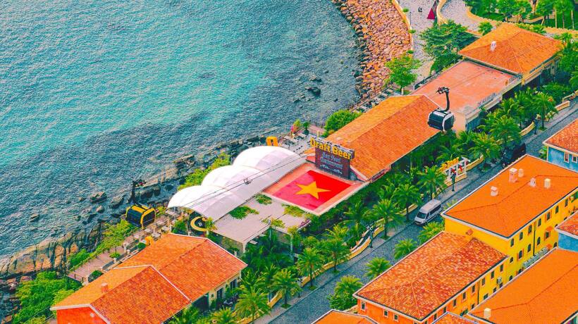 Cờ Tổ quốc trên nóc nhà tại Thị trấn Hoàng hôn