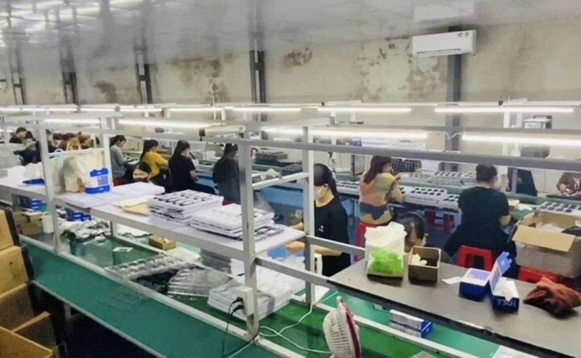 Tại thời điểm kiểm tra, 44 công nhân đang thao tác lắp ráp các linh kiện điện thoại di động. (Ảnh: Công an Lạng Sơn)