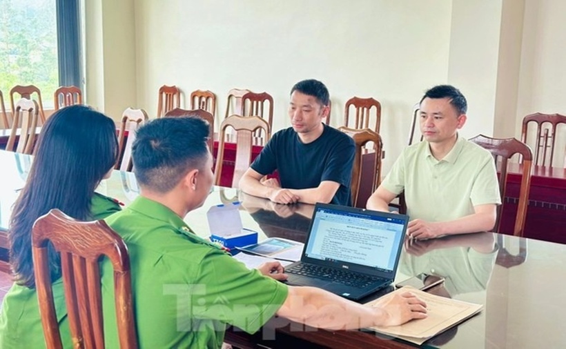 Hai đối tượng người Trung Quốc làm việc với lực lượng chức năng. (Ảnh: Tiền phong)