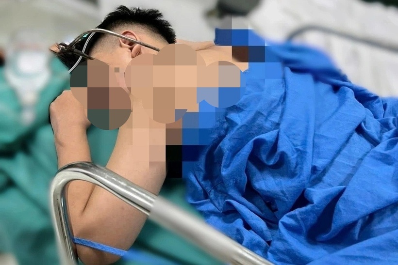 Nam thanh niên nhập viện với dị vật cắm sâu. Ảnh: Dân Trí.