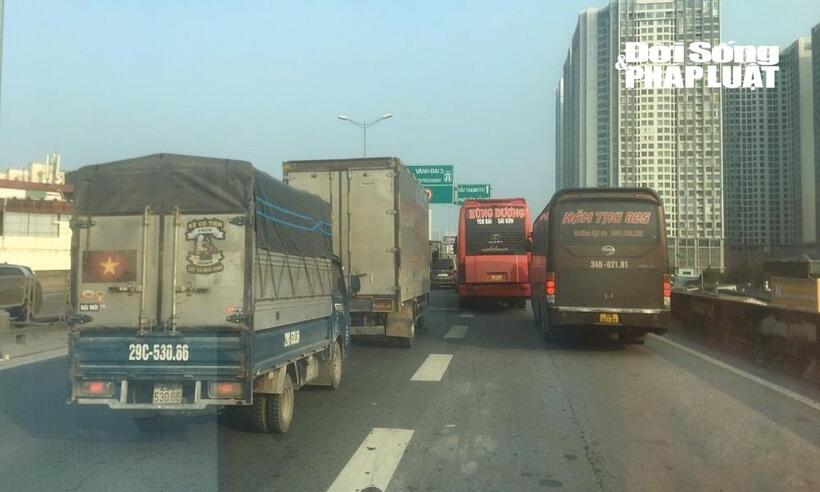 Tại khu vực Vành đai 3 đầu Nguyễn Xiển hướng đi Pháp Vân - Cầu Giẽ ùn tắc
